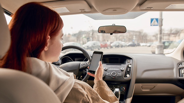 Is Driving With One Hand on the Wheel a Bad Habit?